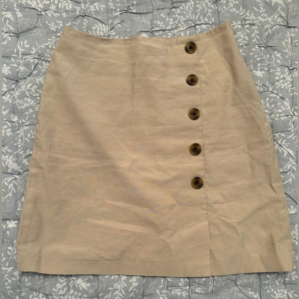 NWOT- Ann Taylor size 2 khaki skirt double lined and size zip